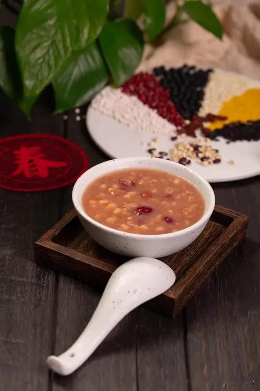 明天就是腊八了，本是先秦祭祀祖先神灵、祈求丰收的日子，巧的是，佛教传入后，释迦牟