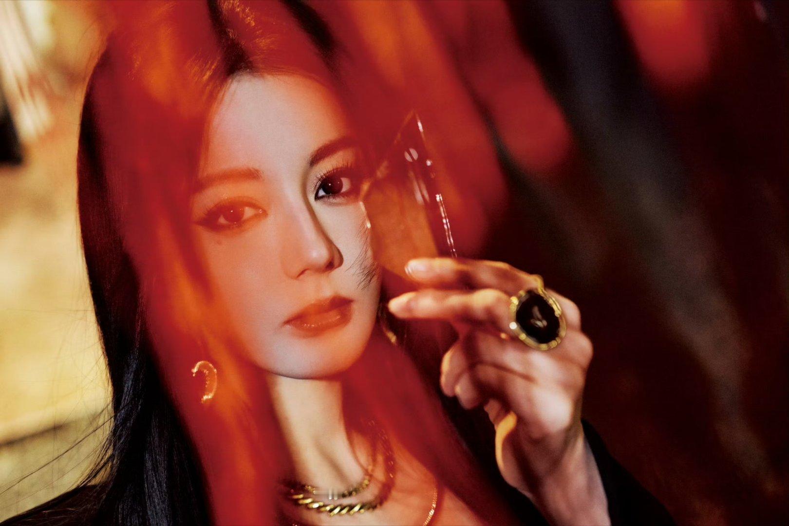 迪丽热巴的“化妆思梦”造型很有氛围感，细腻的妆容搭配独特的造型设计，仿佛将梦境中