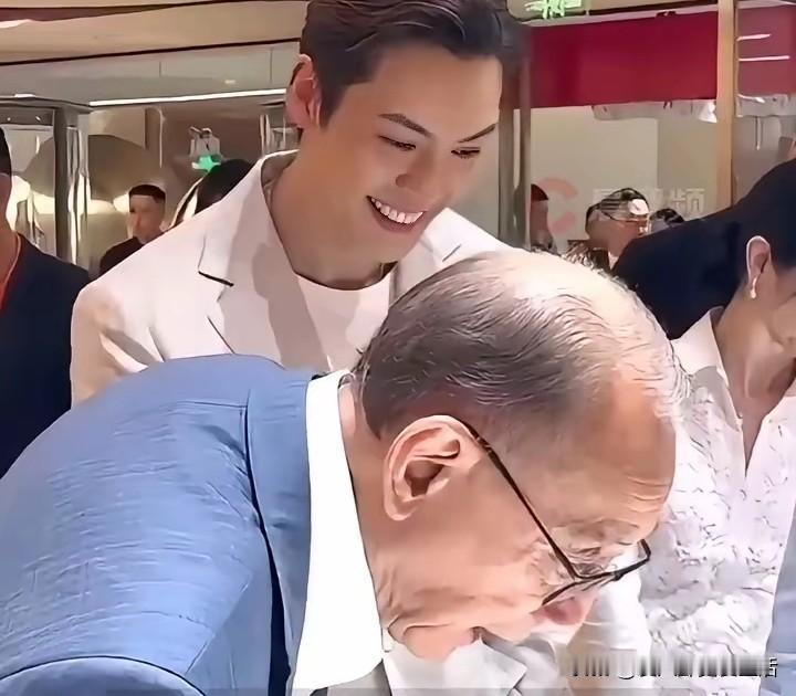 有钱的大老板,出手就是大方,英皇的老板杨受成,送给陈伟霆新出生小宝宝的礼物,是一