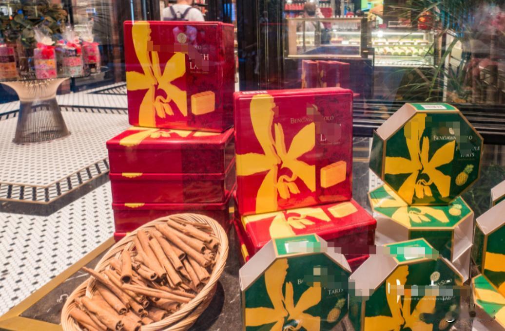 大家发现没？近期出现三个消费反常，信号有点明显了，第一个，高价月饼崩了，往年这会