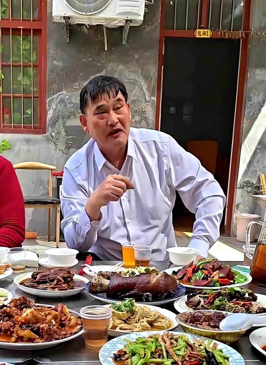 什么叫大智若愚，看看朱之文就懂了。不少人出名后忙着签约经纪公司，大衣哥却十分谨
