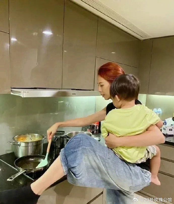 这么有钱，居然都不请个保姆，明星当妈也是累啊！