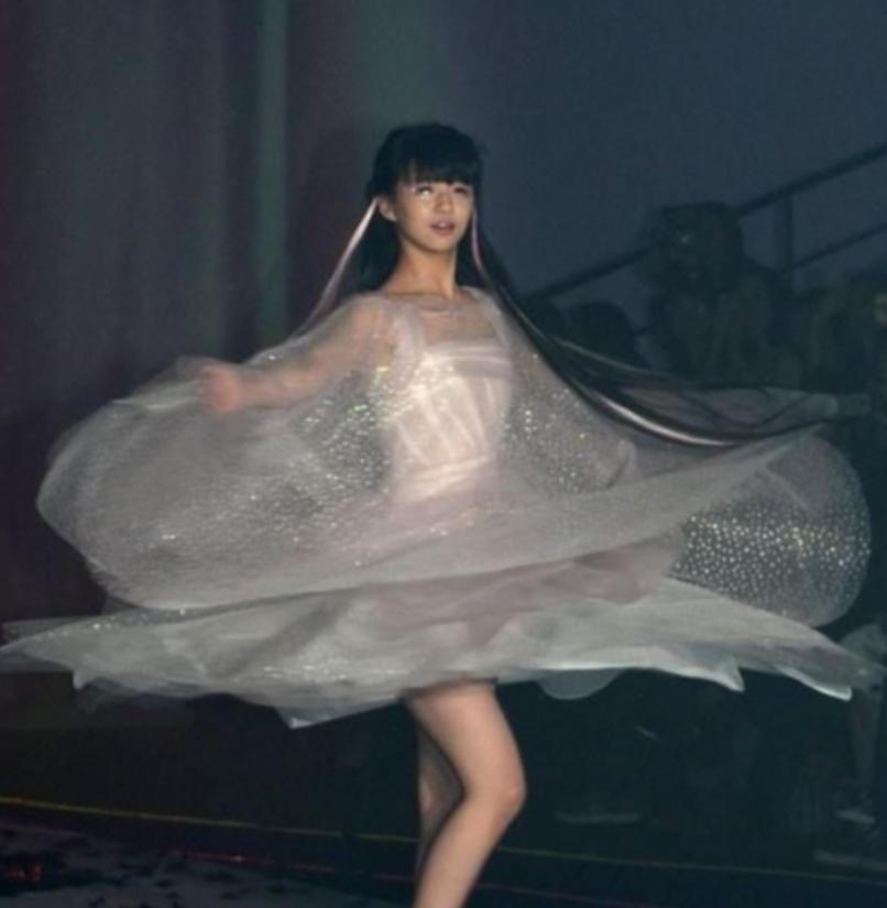 2014年春晚，冯小刚让小彩旗转了4小时，一共8000圈，期间不吃不喝、不上厕所