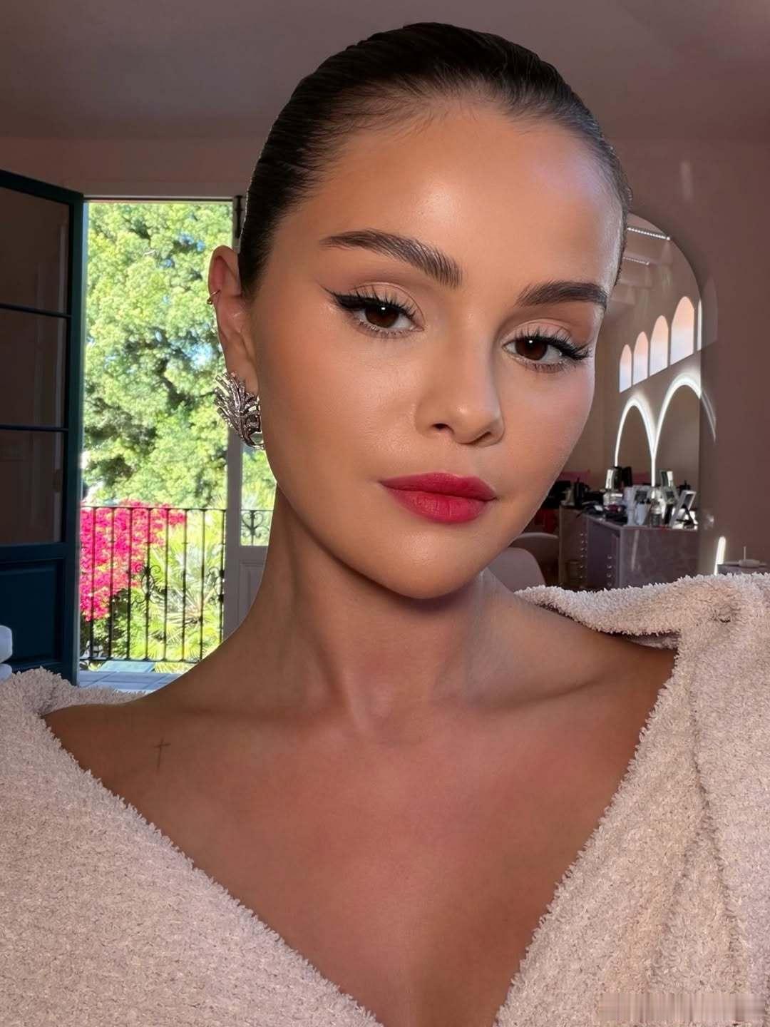 selenagomez赛琳娜戈麦斯今天出席活动的妆造细节，干净的雾面妆效，莓红
