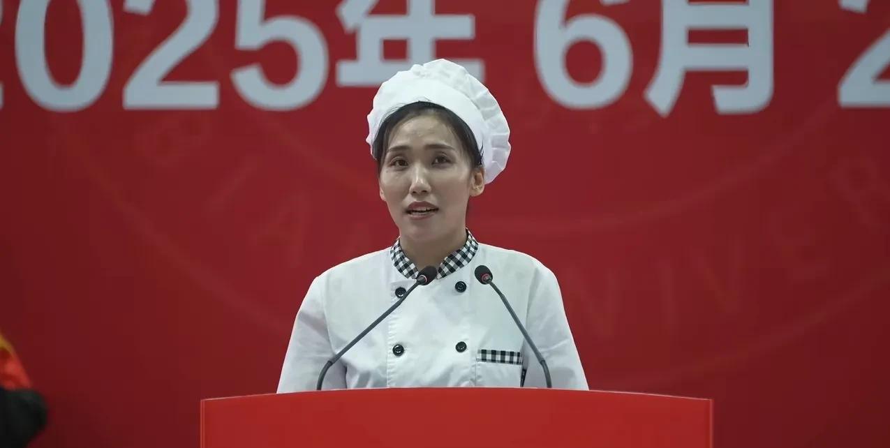 延安大学别出心裁，让食堂阿姨给学生们做毕业致辞。阿姨说：外卖虽然方便，总不如自