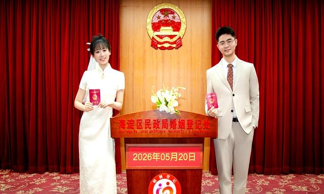 清华大学的两个顶尖博士结婚了，但他们毕业后的选择却在全网引发两极热议，让很多人直
