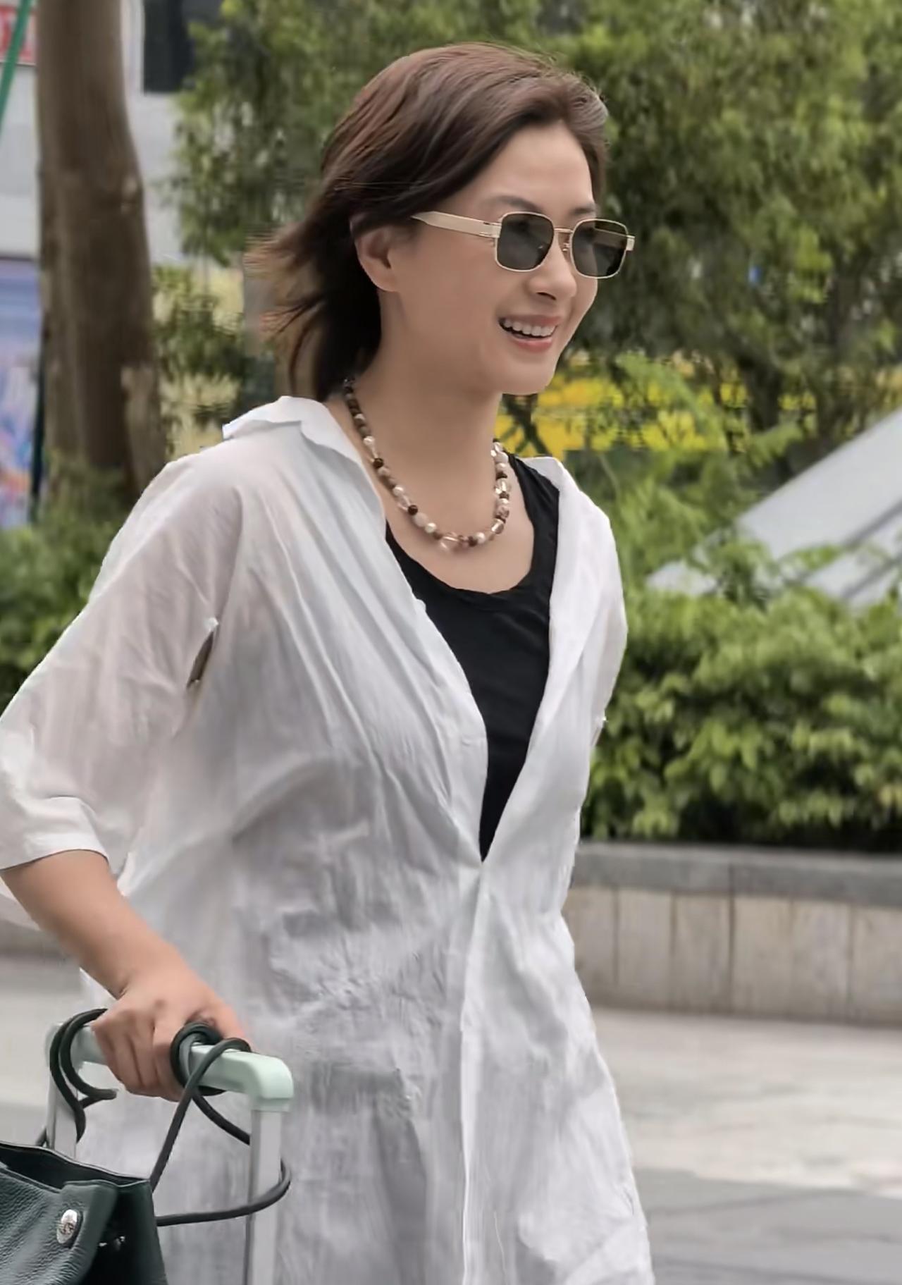 44岁万茜换新车了，对自己太舍得了，花八十万买新车，还加了15万选了特制的车漆，