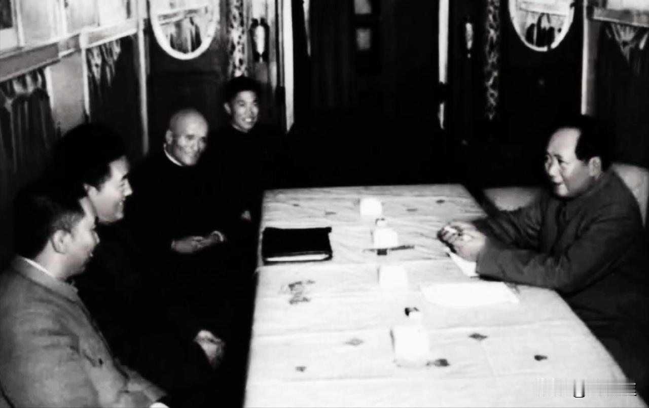 华国锋是毛主席精挑细选培养出来接班人，事实证明以毛主席的伟大智慧不会看错人。华老