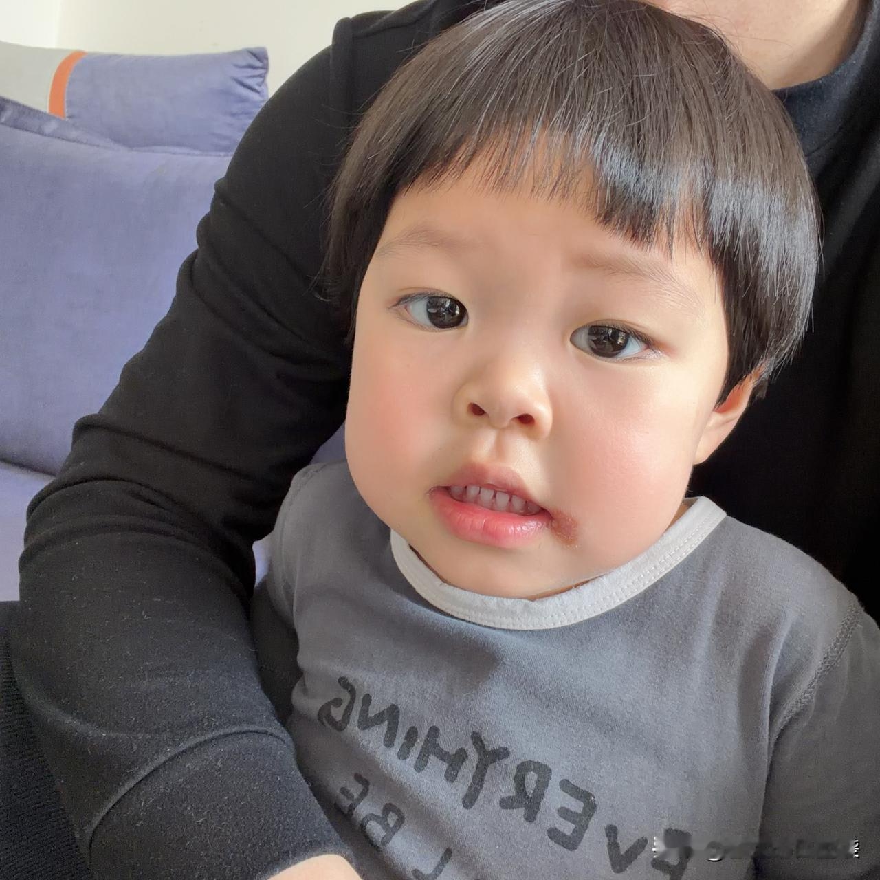 我一天要给雪宝涂七八次药，不仅没好反而严重了！前阵子雪宝嘴角突然长了个泡，分