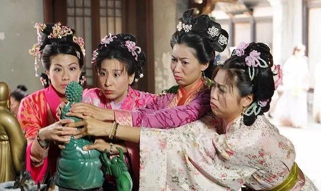 她说那时夜晚7、8点回到家，饭也吃不下便倒头大睡，第二朝5点几又开厂，除了没有月