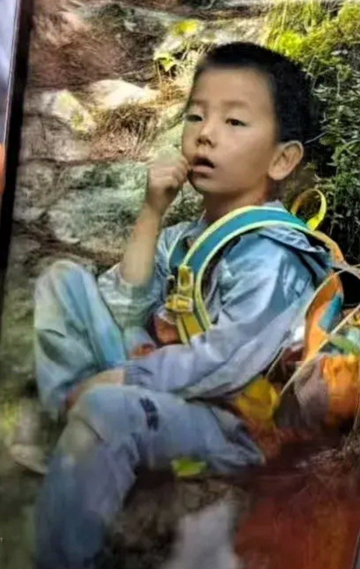 四个老师带五个孩子居然大山里面丢了一个！这个办独立营的机构可能是摊上事了！凯凯