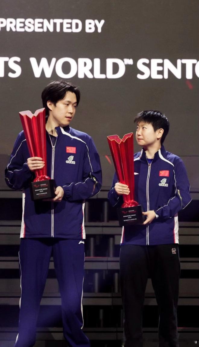 🦁“拍”上台10秒把小豆包逗得皱皱巴巴，再一秒哄好王楚钦孙颖莎