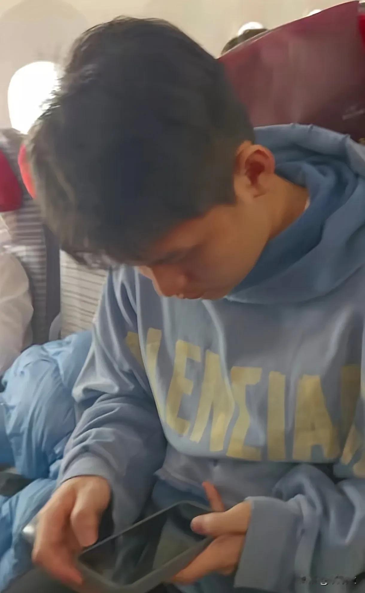 亚洲杯结束后，国乒乘机飞北京，他们做的还是经济舱，前后看着很拥挤！看到有人拍摄