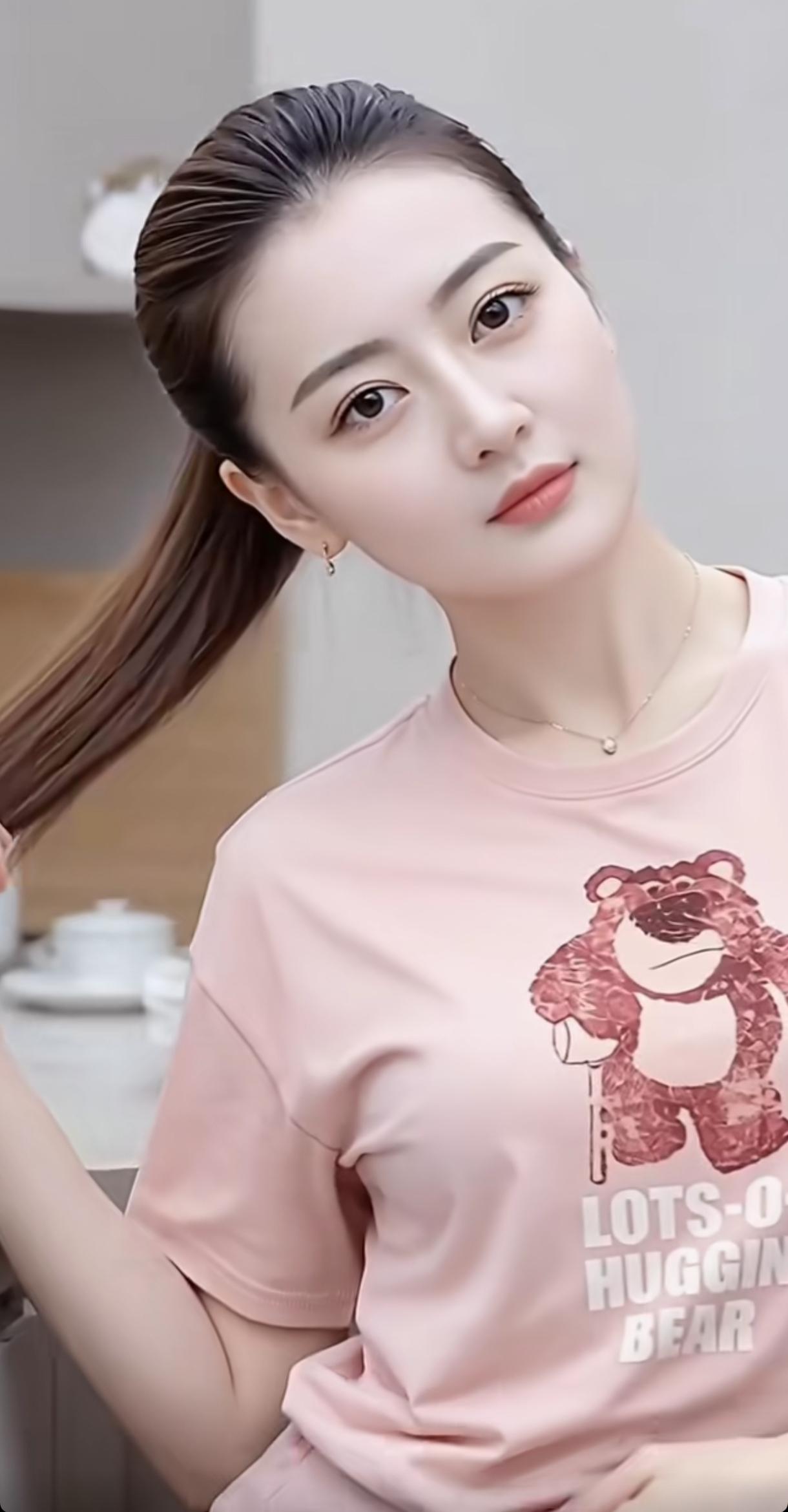 元气少女穿搭指南：粉色T恤+可爱熊熊图案，元气满满的一天！🌟💕分享甜美小姐姐