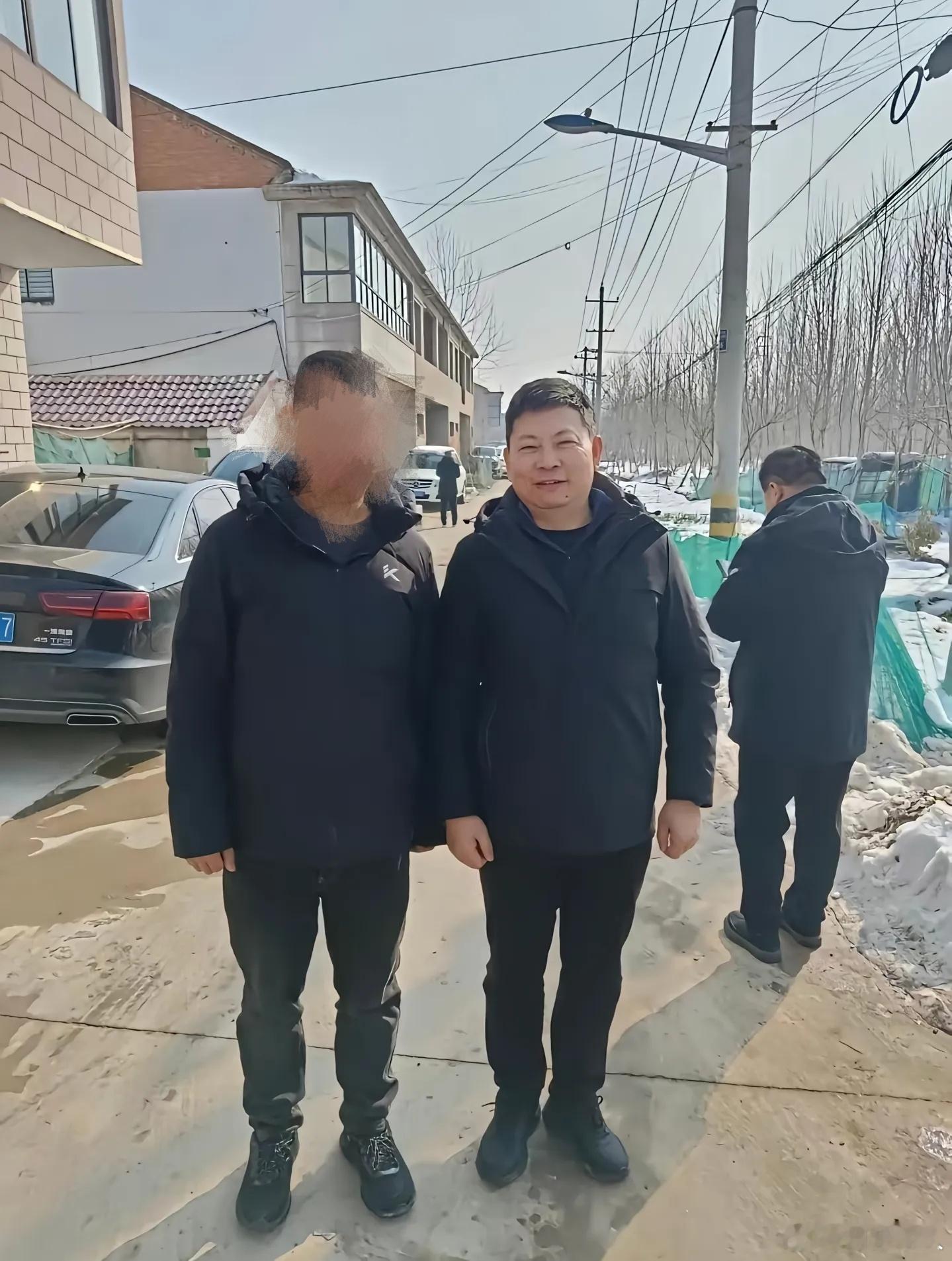 余承东回安徽老家了，开的是尊界S800，前两年一直都是问界M9，余总是亲力亲为给