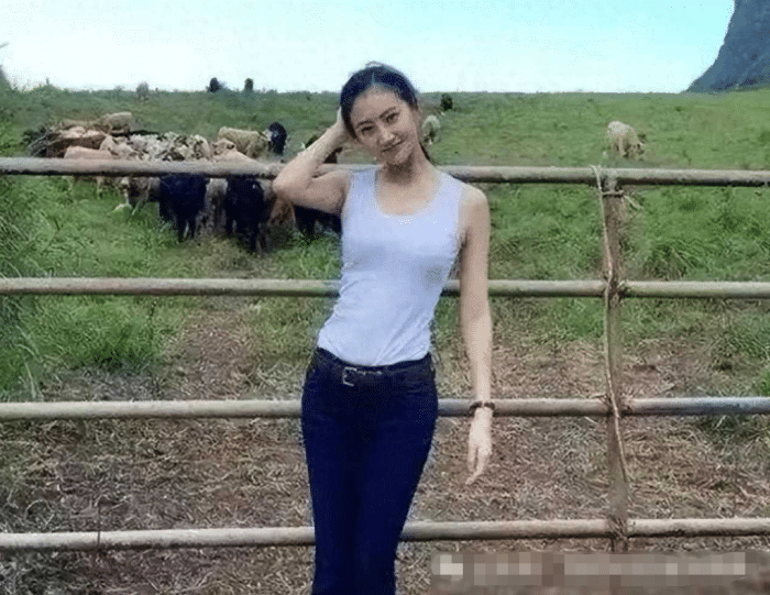景甜10多年前旧照被扒。这组青涩的照片让人们回忆起她初入娱乐圈的模样，虽然当时演