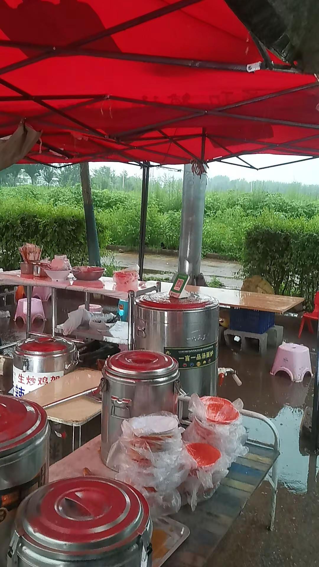 要怎么样的念念不忘，才能对你的想念和这一季的雨一样，绵绵不绝摆摊风雨无阻