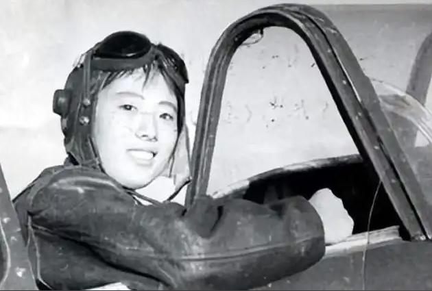 1973年，许世友坐飞机时，发现飞行员竟是自己的女儿，他先是惊讶，随后自豪地说：