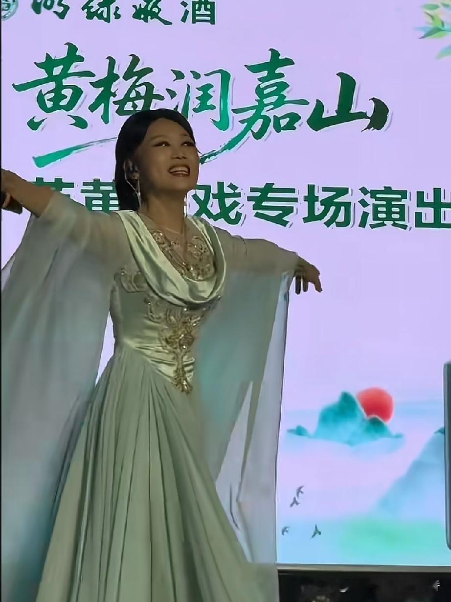 吴琼已经63岁了，应该是老年人了，她穿着一袭淡绿色晚礼服，在台上边唱也跳，她身轻
