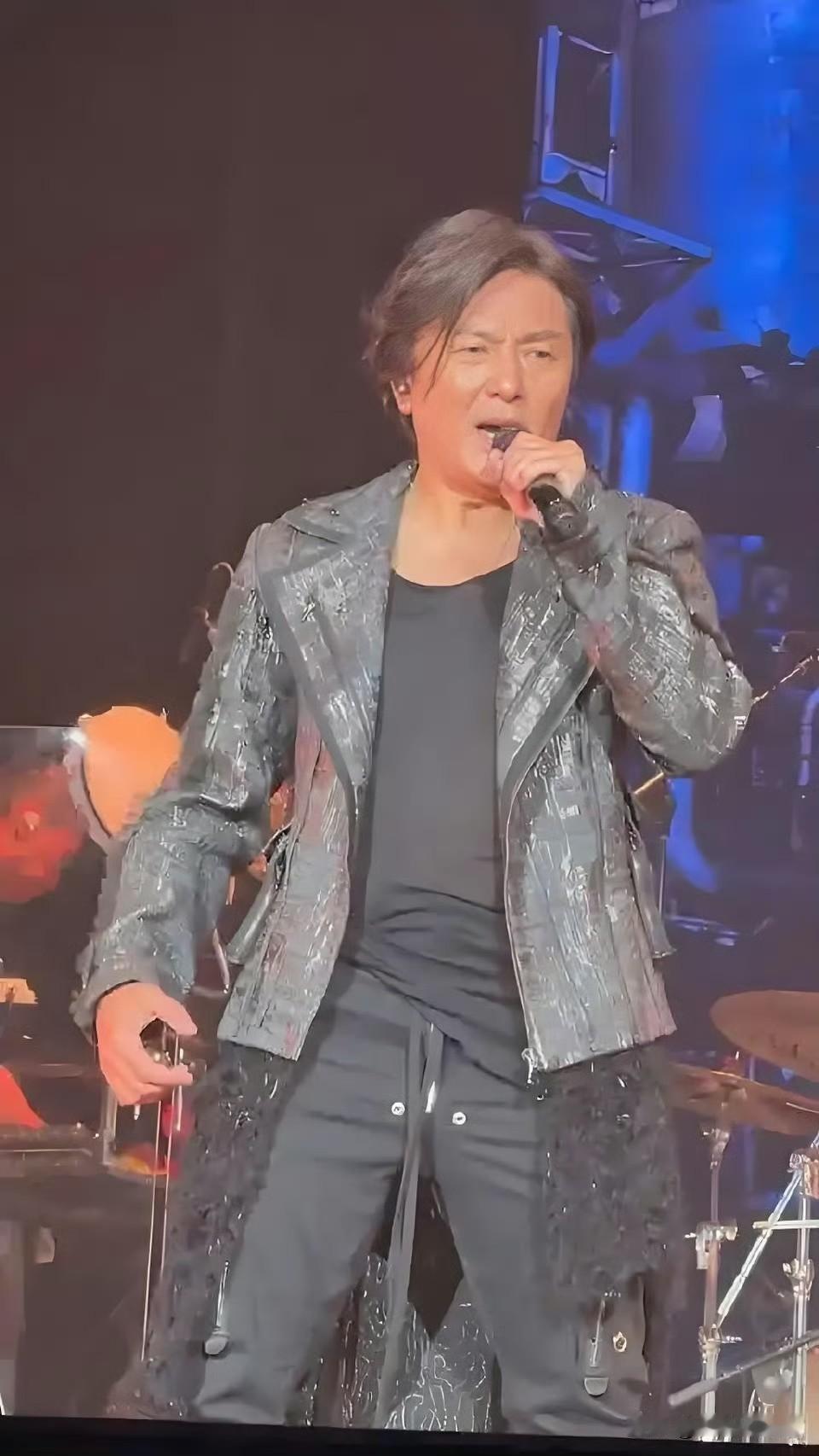 郑伊健这次真的遇上了棘手事。他准备在日本开的演唱会突然就取消了，官方只说是因