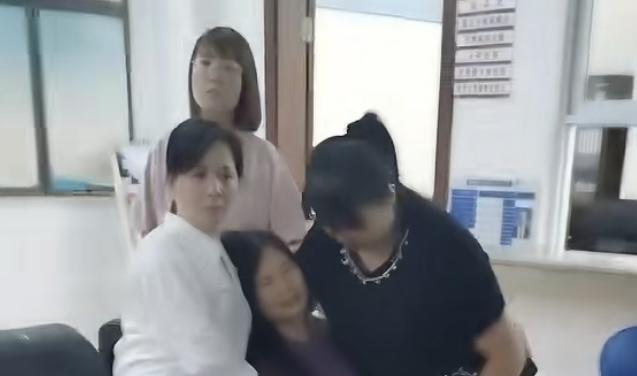 泪目了！6月10日凌晨1时许，广东一市场内一铺面起火，妈妈外出进货，3个孩子在家