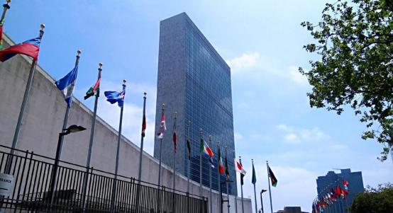 东京国会会议厅里，高市早苗的声音比往常低了八度。这位以对华强硬著称的日本首相