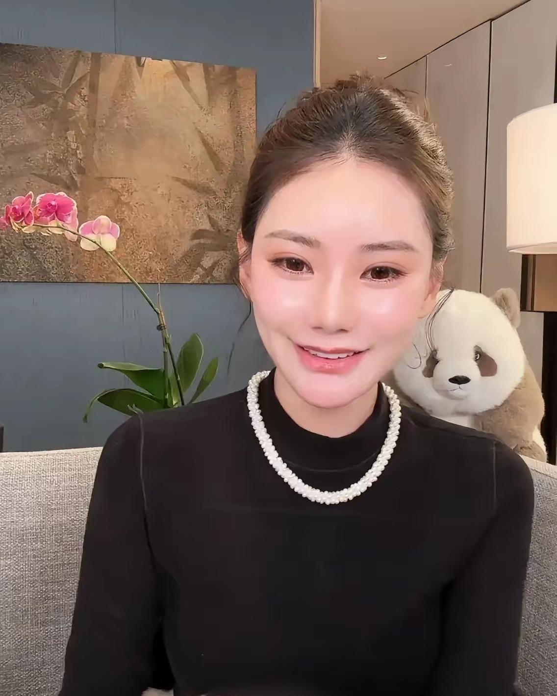 她看起来很软，不吵也不闹。大家看着她，都觉得她很懂事。她心里的想法，谁也猜不透。