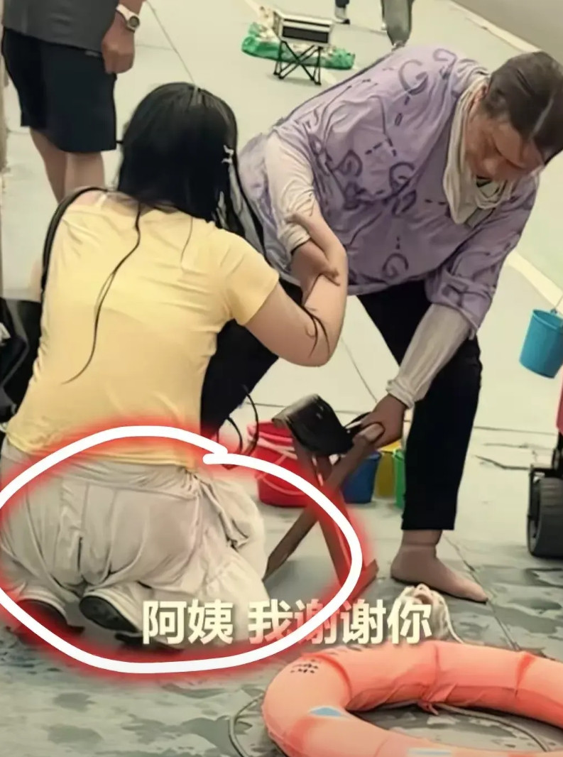 青岛女大学生被救上岸之后，等她缓过神，第一件事不是拜天拜地，也不是立马回家见父母