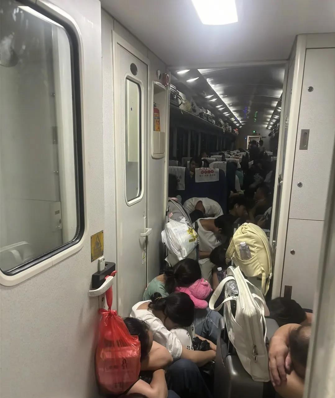 车厢内，挤满了廉价的“大学生”。