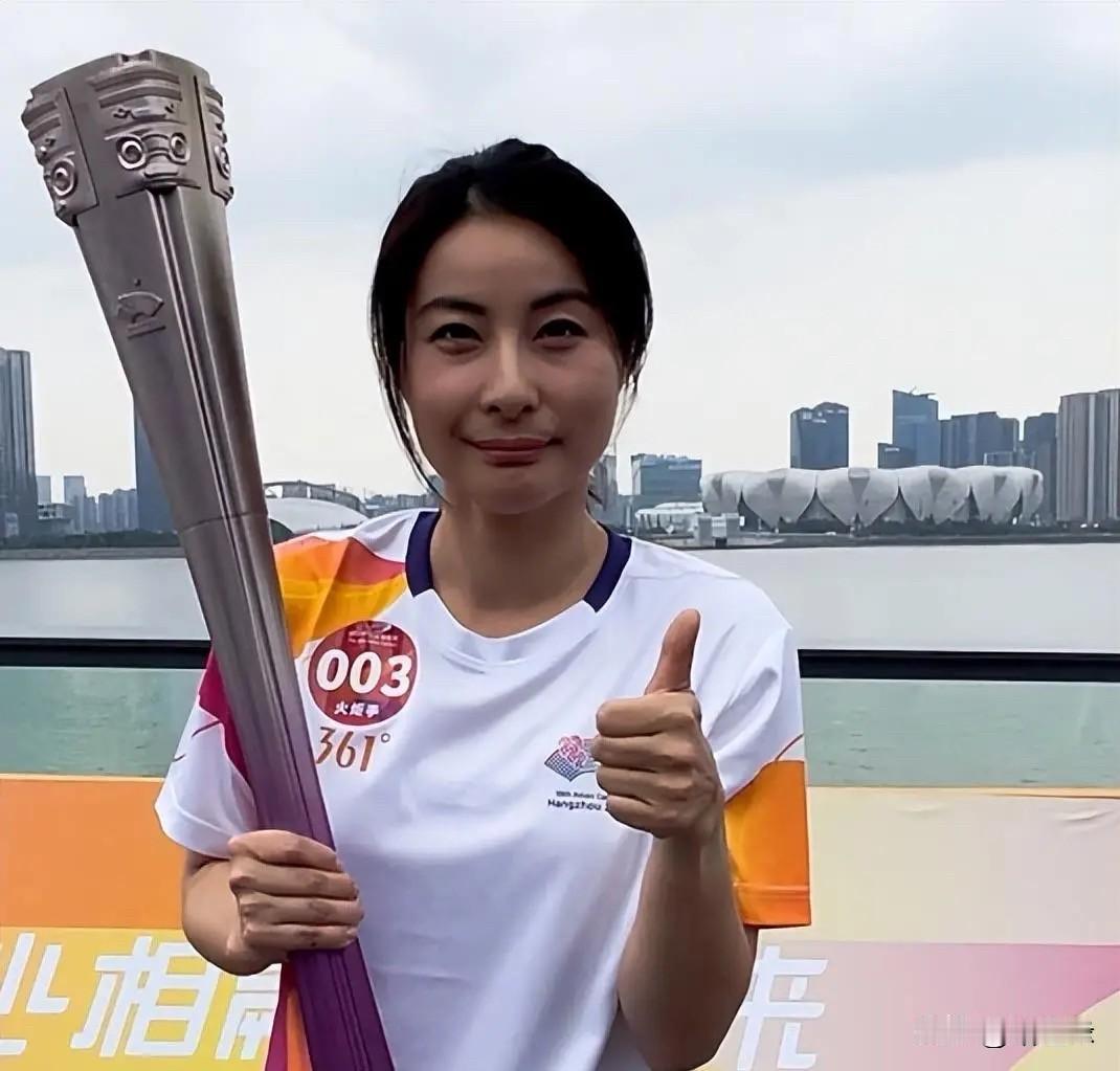 郭晶晶最近又上了热搜，这次不是因为豪门生活，而是以全运会开幕式火炬手的身份站上台
