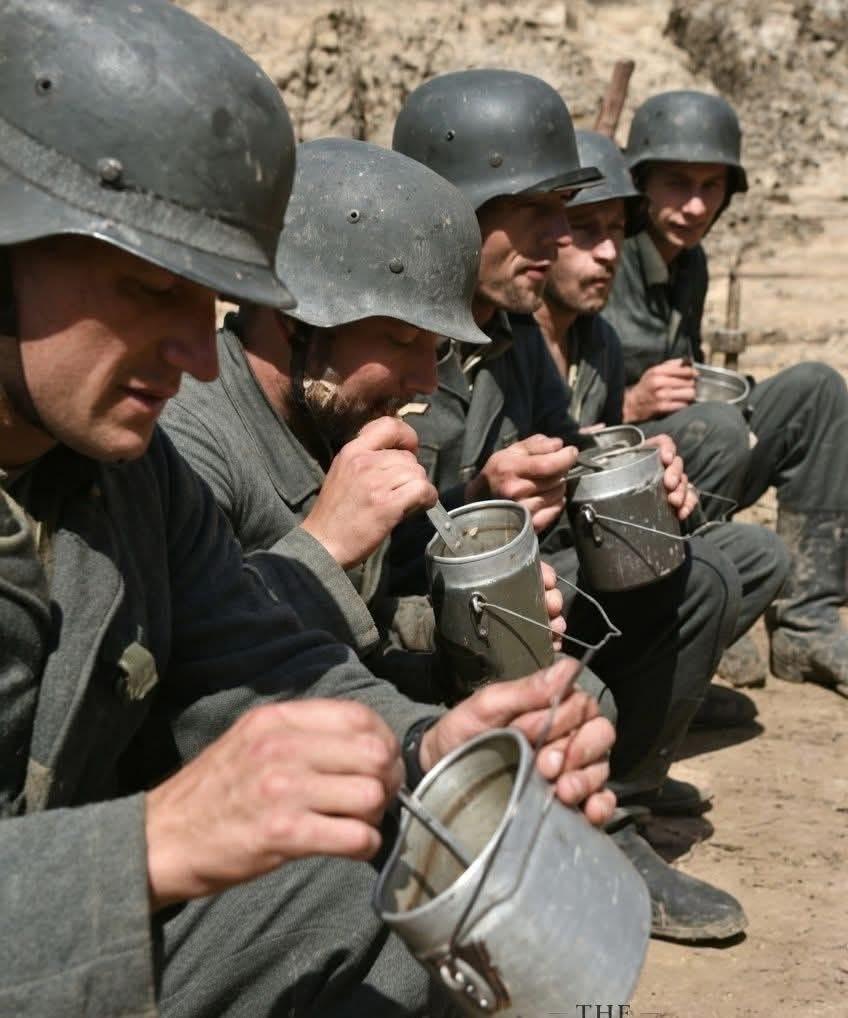1942年，德军士兵正在使用锡制饭盒用餐，此时整个西欧已沦陷，意大利尚未倒戈，大