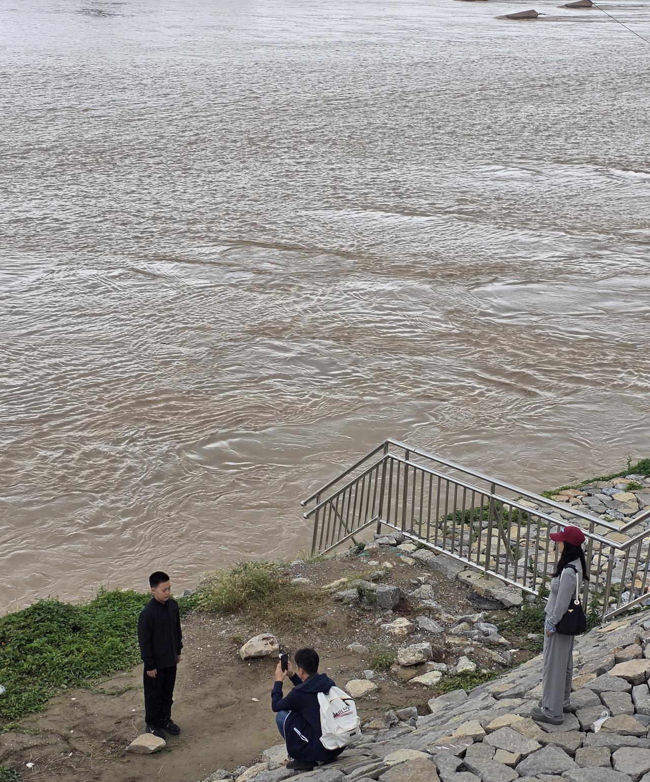 10月5日，这济南呀，不过女儿说这个假期很圆满……秋雨连绵，从早上下到上午，从