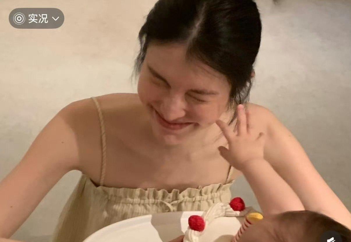 37岁何穗生日和儿子周岁撞同一天，不办豪华派对只在家亲手布置，网友：这简单日子咋看得人心里暖​