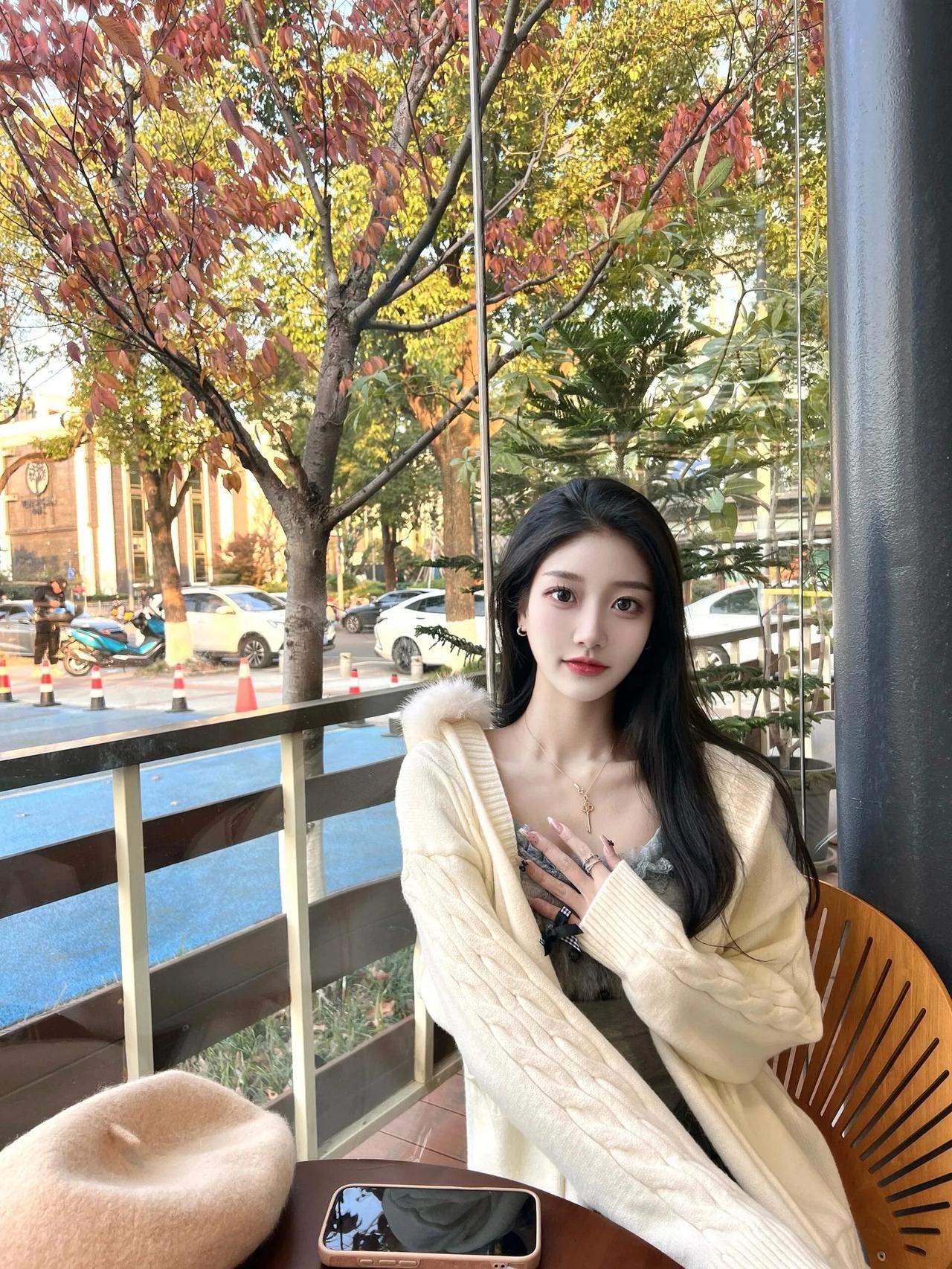 秋日暖阳下，慵懒午后时光。