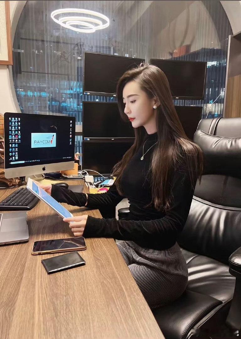 K姐的家人们！集合了。养铁一波，很多新关注K姐的朋友还没有佩戴铁粉标识的速度冲起