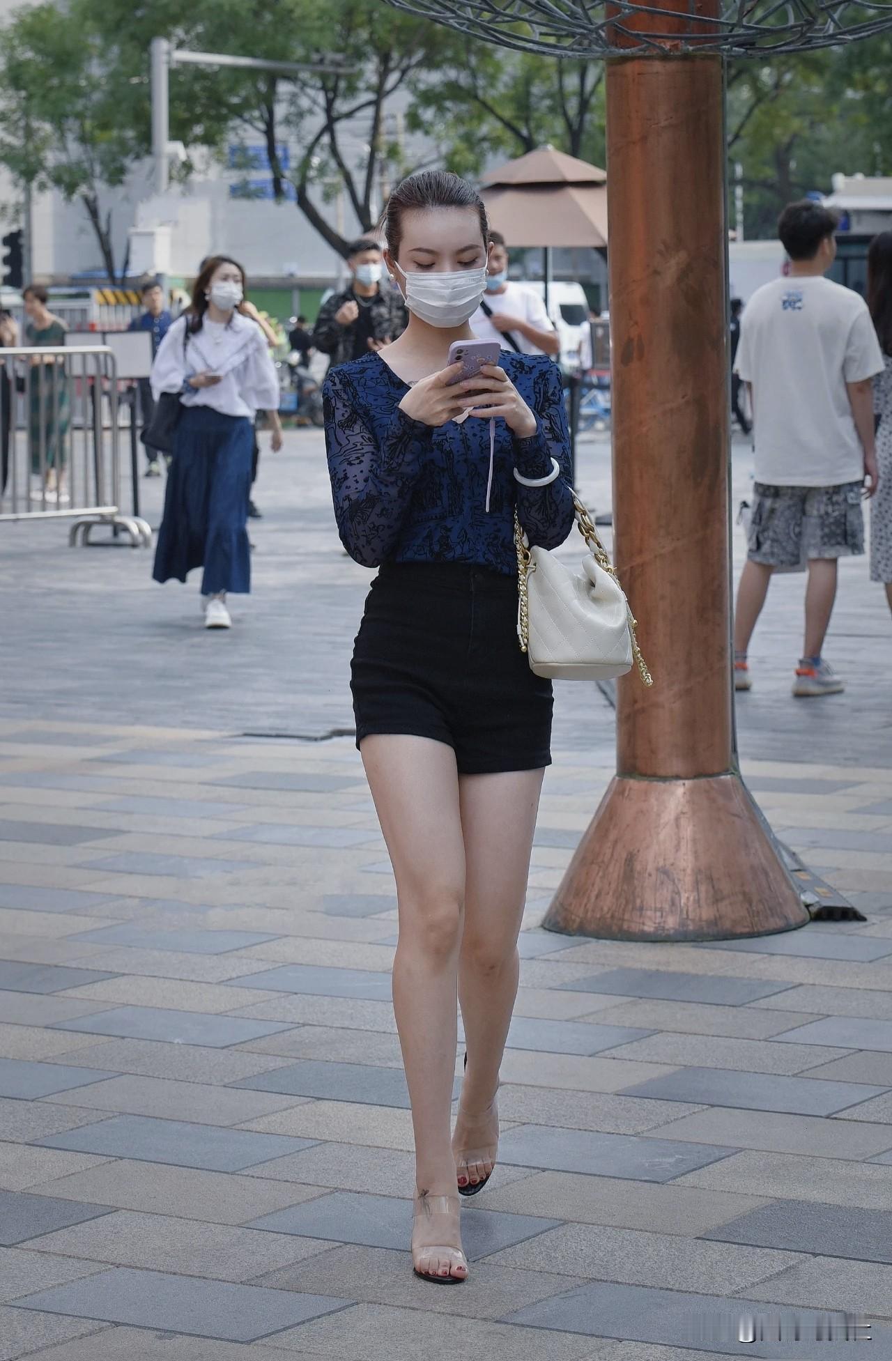 口罩下的优雅穿搭，蓝黑撞色连衣裙搭配米色高跟鞋，时尚又舒适。