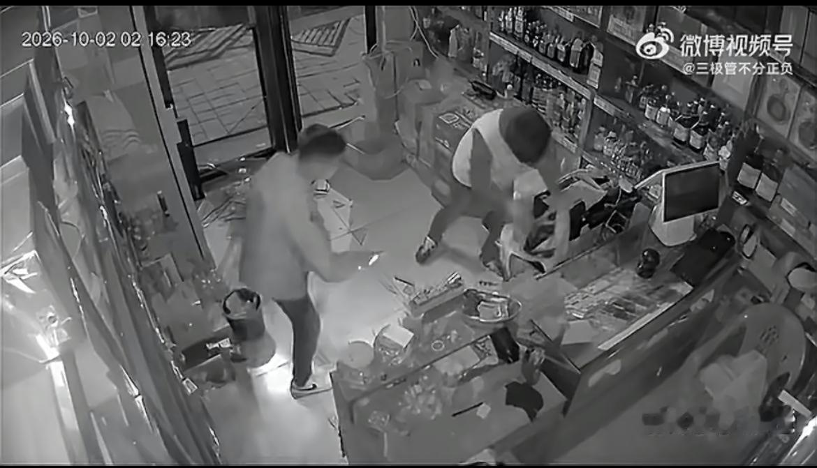 河南南阳两个精神小伙夜盗小超市，将超市里面的香烟等贵重物品一扫而空，监控记录了他