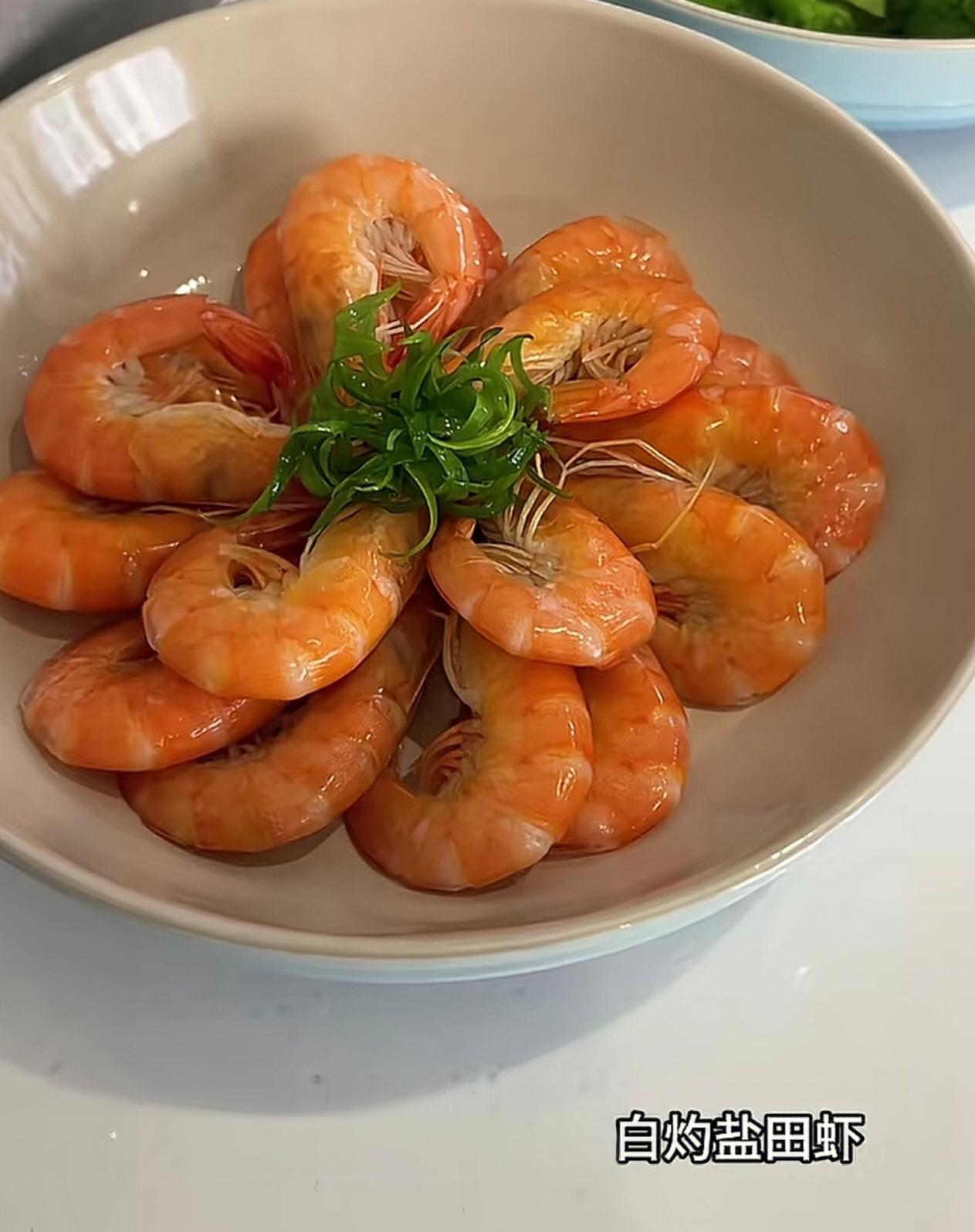 今晚跑到闺蜜家蹭晚饭，幸福感满满！没有花里胡哨的硬菜，都是家常口味，清淡又下饭