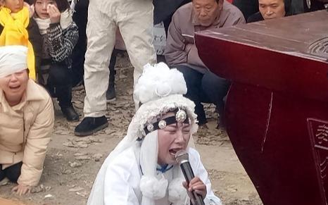 河南大姐哭灵，一年哭70场，一场赚千元，实现财富自由，城里买房。武会霞是一个普通