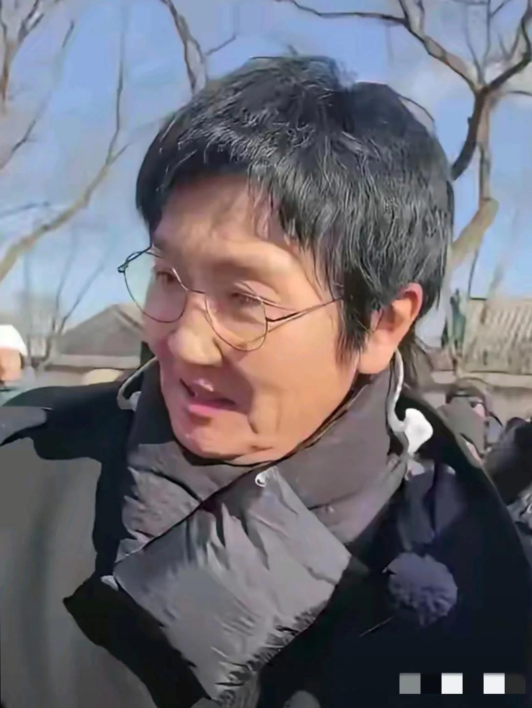 哇塞，镜头中的孙楠鼻子扁平，下巴崎岖，眉淡发稀，眼角耷拉，虽然瘦身成功，但竟然有