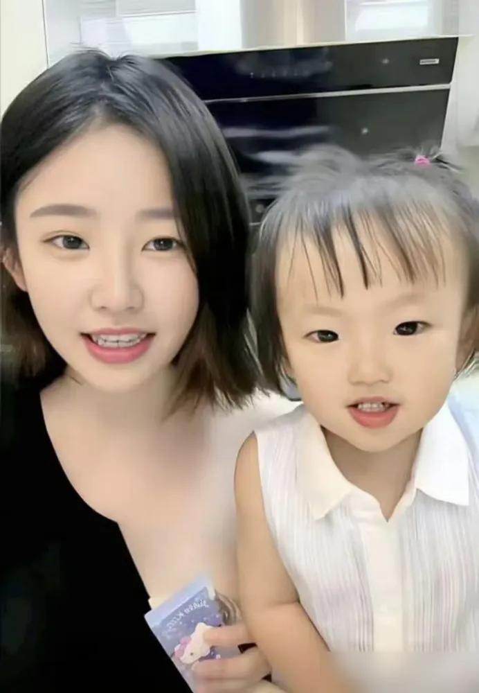 【网红追讨抚养费这出戏，比电视剧还抓马】追了三年，从微博吵到法院，黄一鸣拿