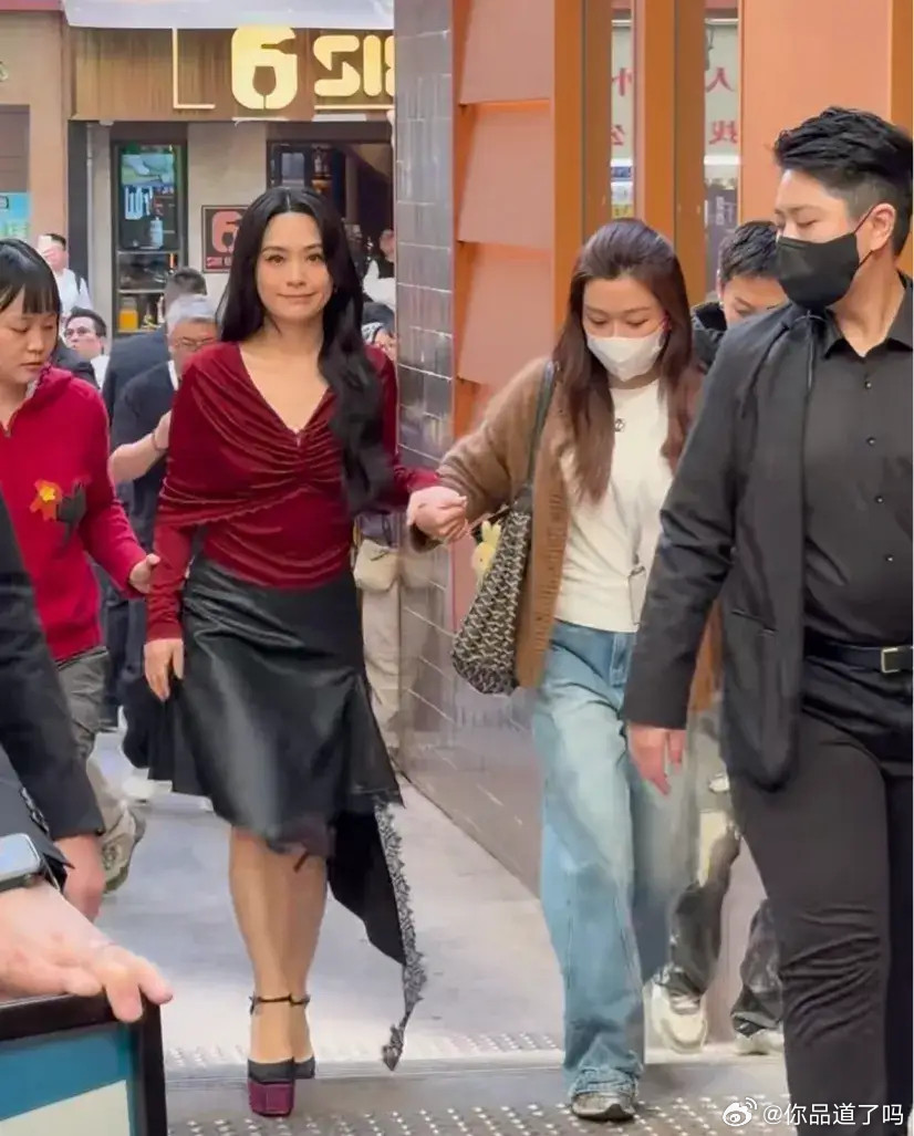 Twins出席喜茶活动，新年首度合体，阿娇人美穿红上衣发驴蹄鞋好土气！！！