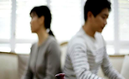 “这绿帽戴得真惨啊！”浙江宁波，一位父亲将女儿养到28岁，供她大学毕业后，竟发现