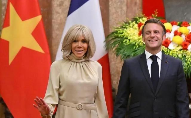 这下好了，全世界都知道了，法国总统马克龙访问中国，居然在现场签约了合作文件！马克