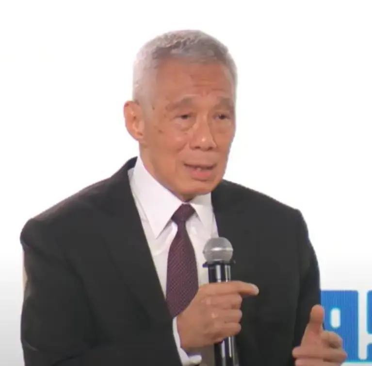 李显龙最近一句话，引起不少争议。他公开表示，新加坡要调整对亚太局势的政策，