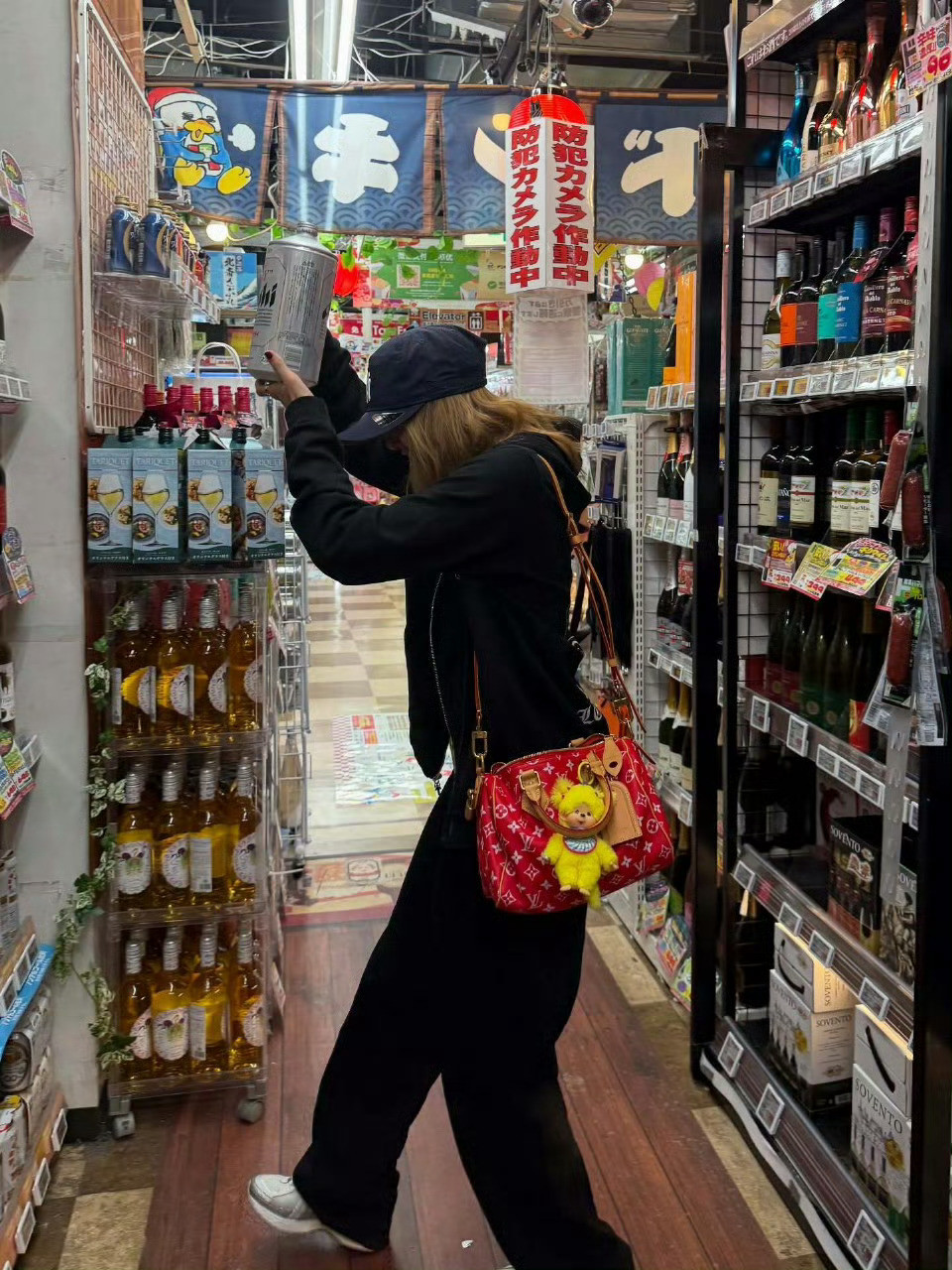 Lisa姐就这样背着LV穿着整天瞎逼忙，还TM不挣钱裤子到处买买买​