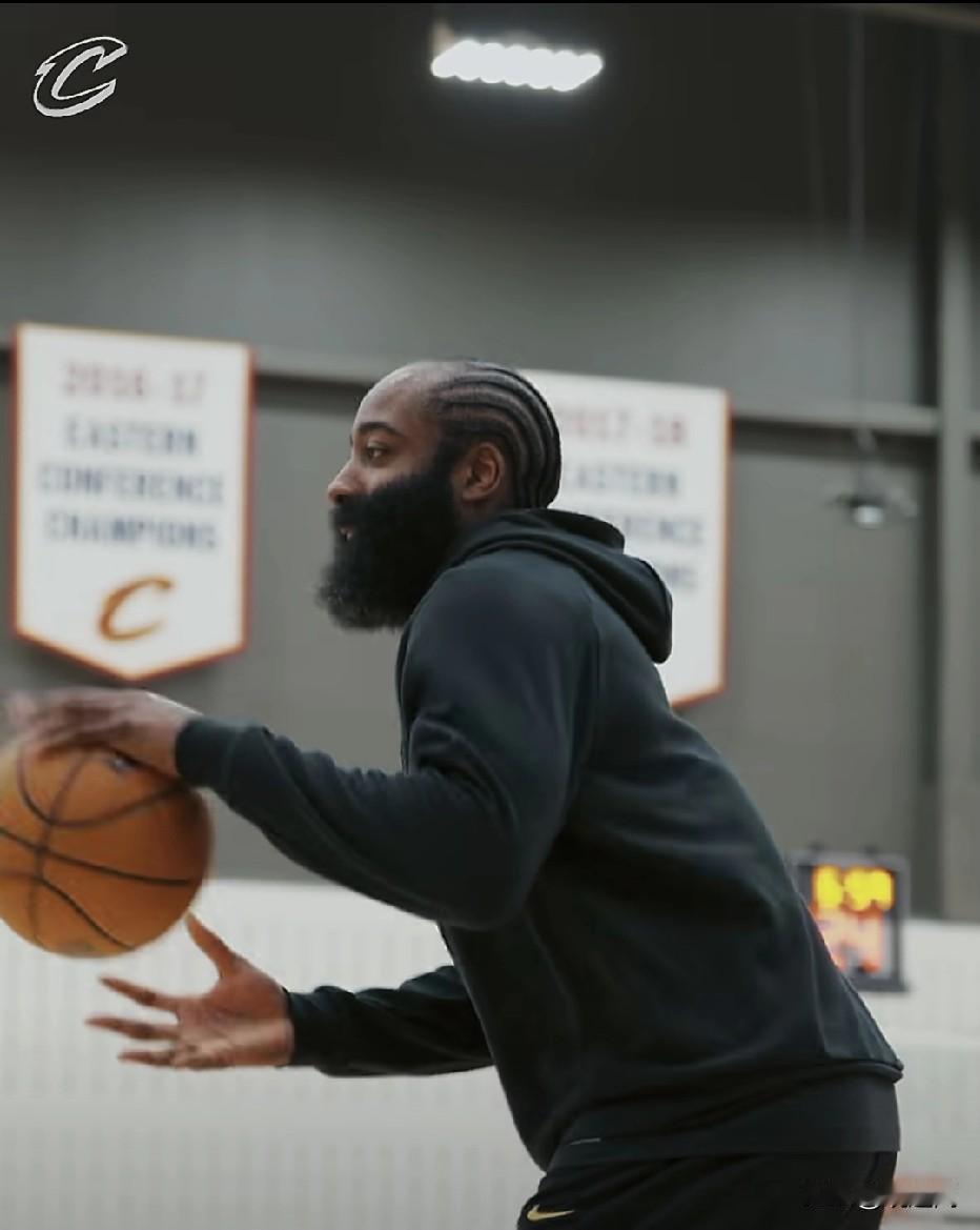 哈登传球能力为队友带来更多机会！米切尔训练后采访表示：哈登凭借他顶级的传球视