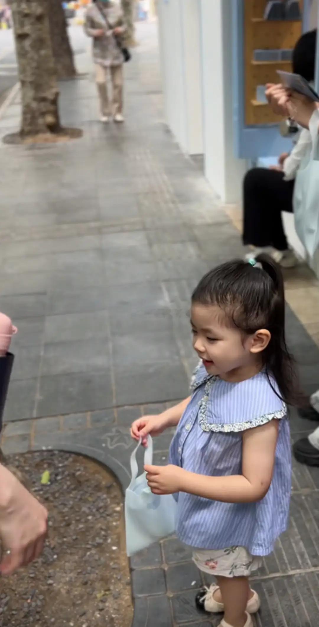 程晓玥出月子带儿女逛街，身材已恢复到孕前，两位阿姨随行超惬意