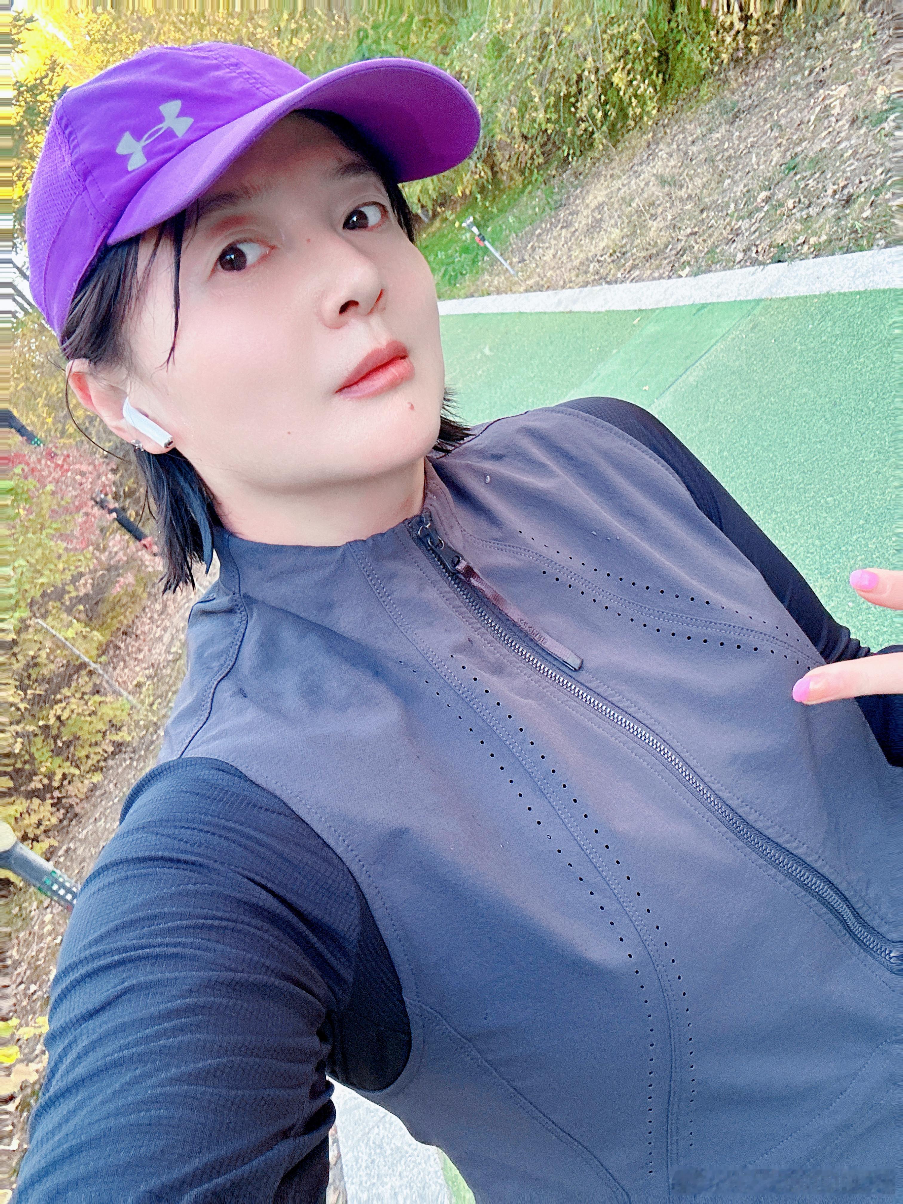 跑步晨跑9K～跑步雨后的湖边空气是极好的～不要放弃自己的钱和外形所以早