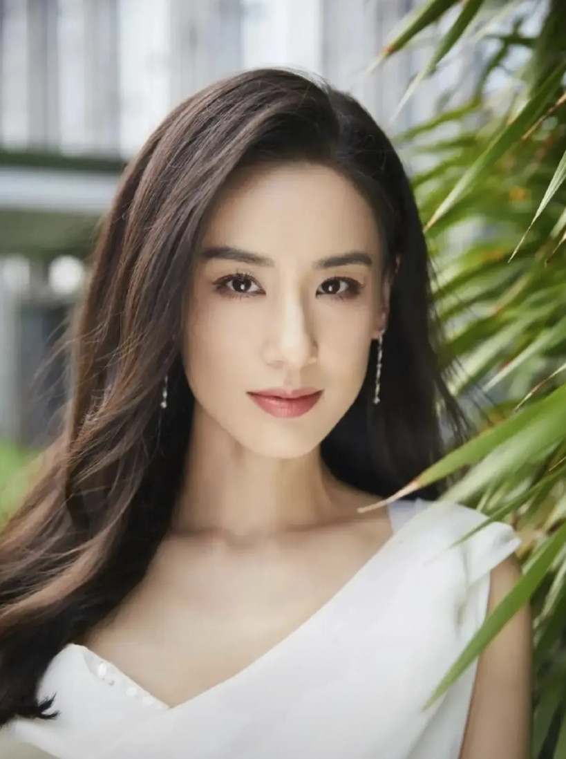 查了下黄圣依，家庭身份直接吓死人！母亲邓传理：毕业于华东师大中文系，是作家，
